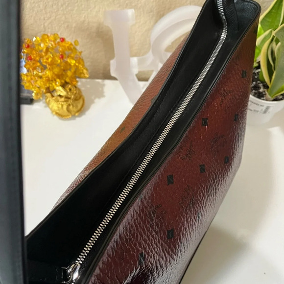 MCM Metallic Hobo - Picture 5 of 11